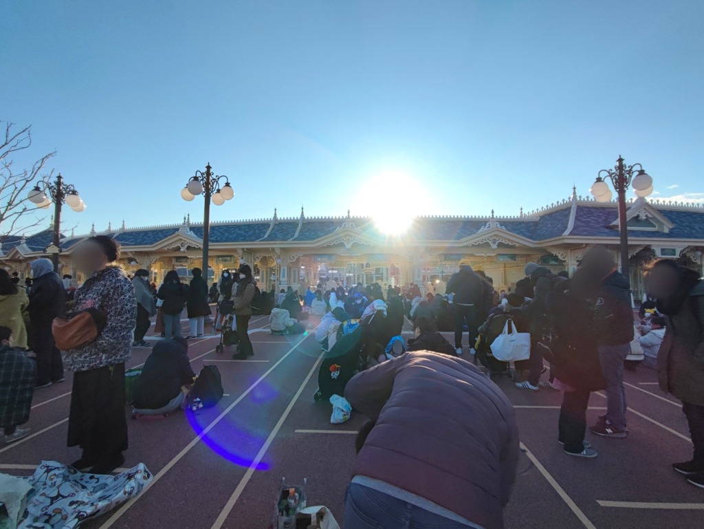 2月下旬最新ディズニーランド人数制限2万人の混雑状況や開園待ちレポ&感想、アトラクション混み具合を写真で解説